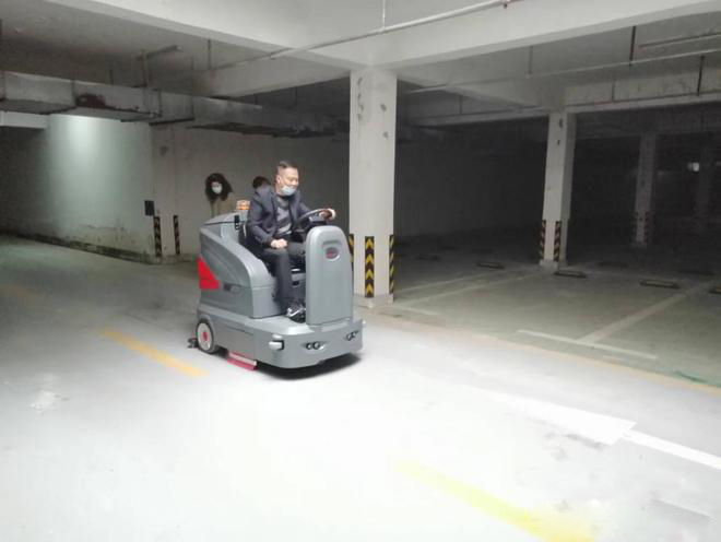 重庆小区物业保洁不用人力改用驾驶式洗地机了